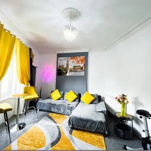 Spacious 3 Bedroom Entire Apartment Self Check in, hotel in Fife
