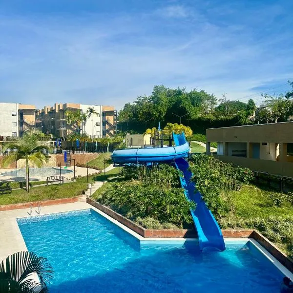Apartamento en el Eje Cafetero-Aire acondicionado, piscinas, BBQ, hotel in La Tebaida