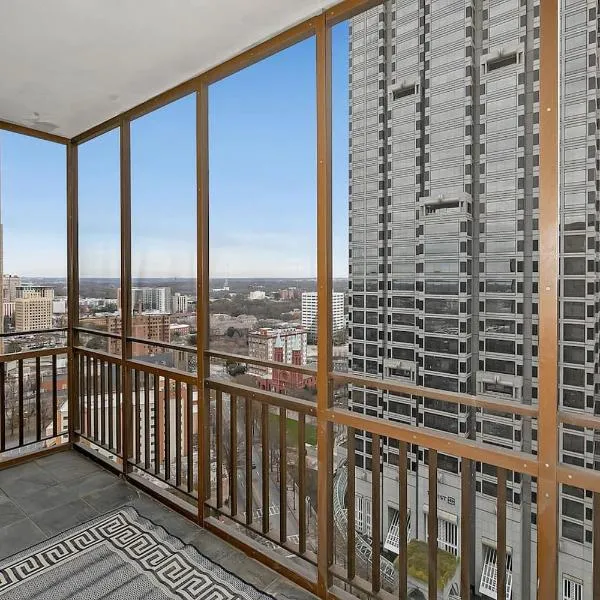 Downtown 2BR condo w balcony: Atlanta'da bir otel