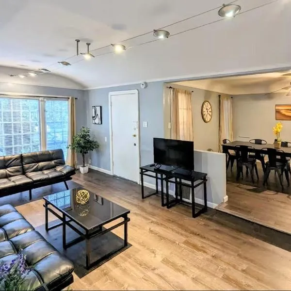 Spacious 3 bedroom home by Melrose and 10 minutes to Hollywood Walk of Fame