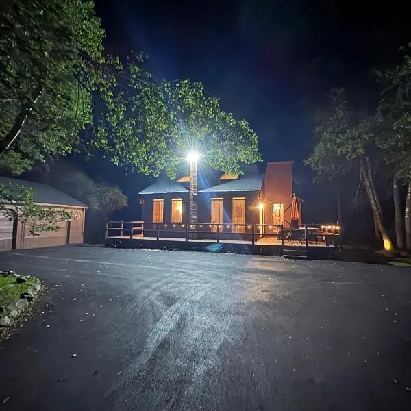 Ash Cottage in Poconos near Camelback & Kalahari, hotel din Long Pond