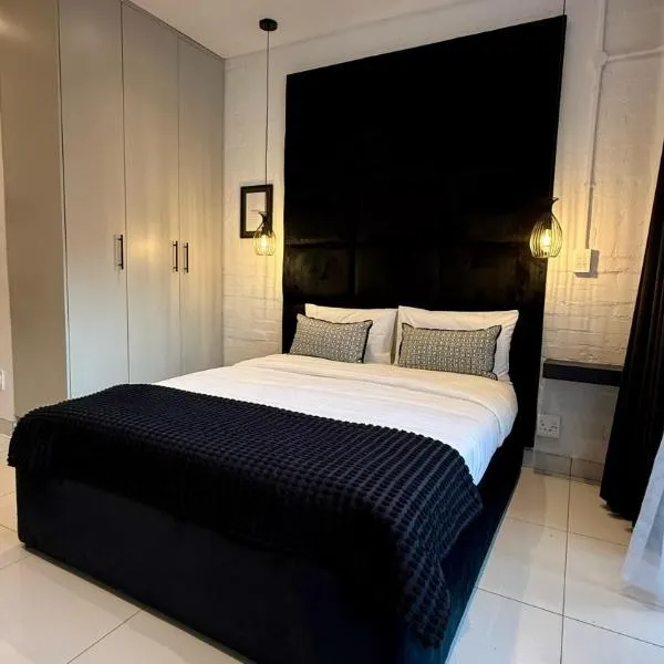 The Monochrome Apartment 209 - Urban Chic Escape - Open Plan Bathroom with Bathtub, hôtel à Johannesbourg