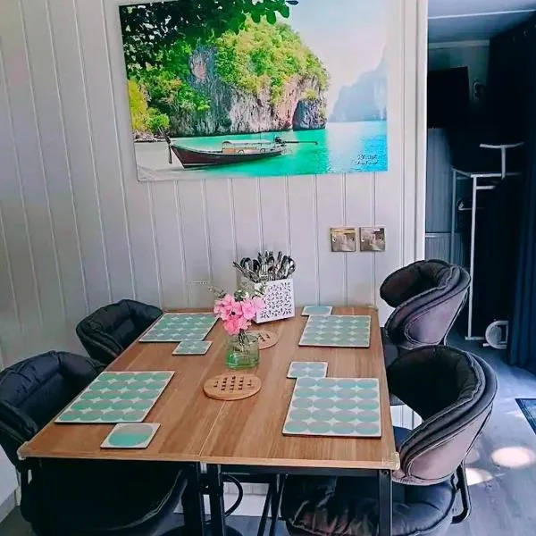 Independent Guesthouse, 2-BEDROOMS, SLEEP up to 4, AIR-CONDITIONING, Private entrance, Only 1 booking at time, FREE PARKING, Super Fast Wi-Fi, Netflix, Kitchenette, Garden smoking area, hotel in Derby