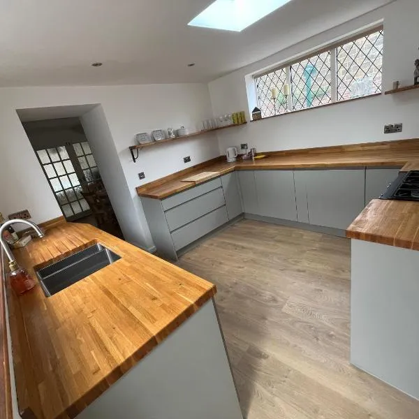 Spacious 3-Bedroom Home in Town Sleeps 5, Free Parking, hotel in Guisborough