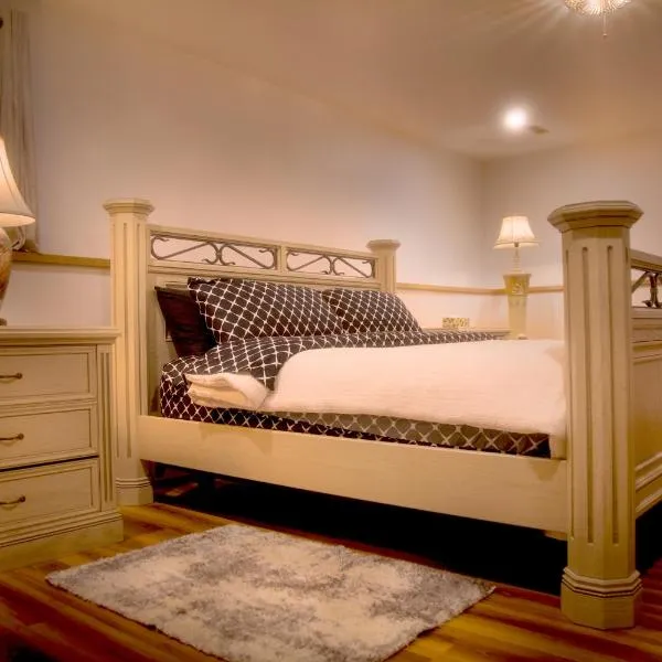 Spacious vintage styled basement apartment - private, hotel in Calgary