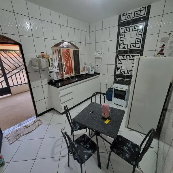 Ampla casa com 4 quartos, churrasqueira e garagem, hótel í Pirapora