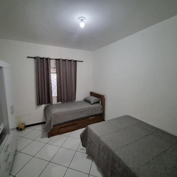 Ampla casa com 4 quartos, churrasqueira e garagem - Foto 2