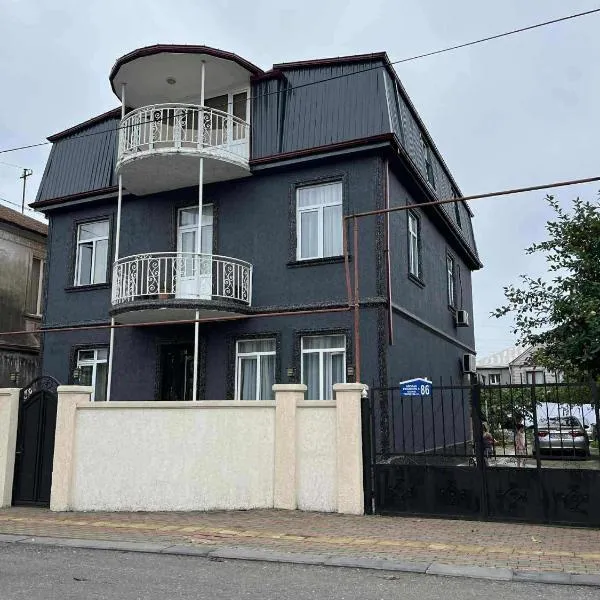 mano guest house, hotel in Batumi