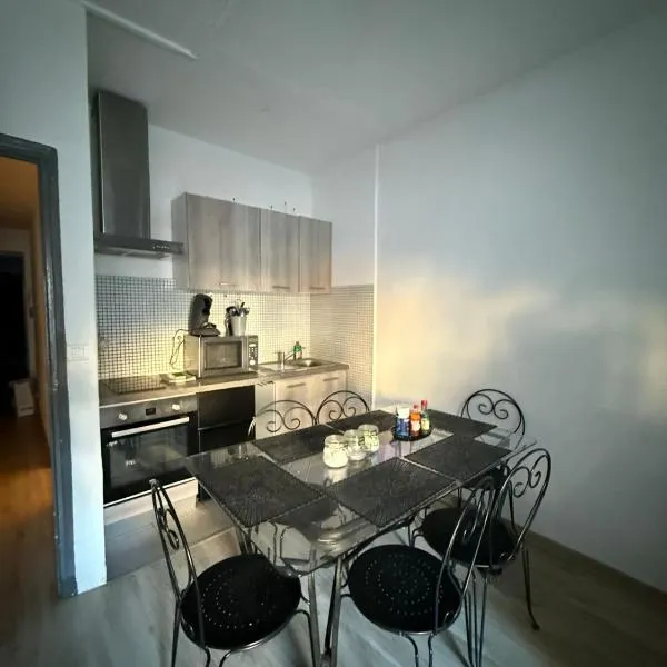 Cœur de ville au 1er 66M2, vu sur la place, hotel in Gap