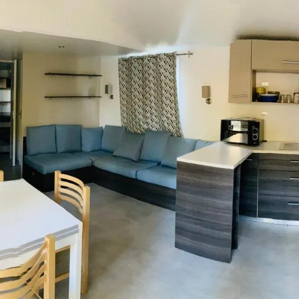 Mobil home de standing à la Porte des Cévennes sur un terrain arboré et ombragé, ξενοδοχείο σε Anduze