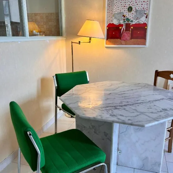 Chambre privative au calme en plein centre avec balcon, ξενοδοχείο σε Αβαλόν