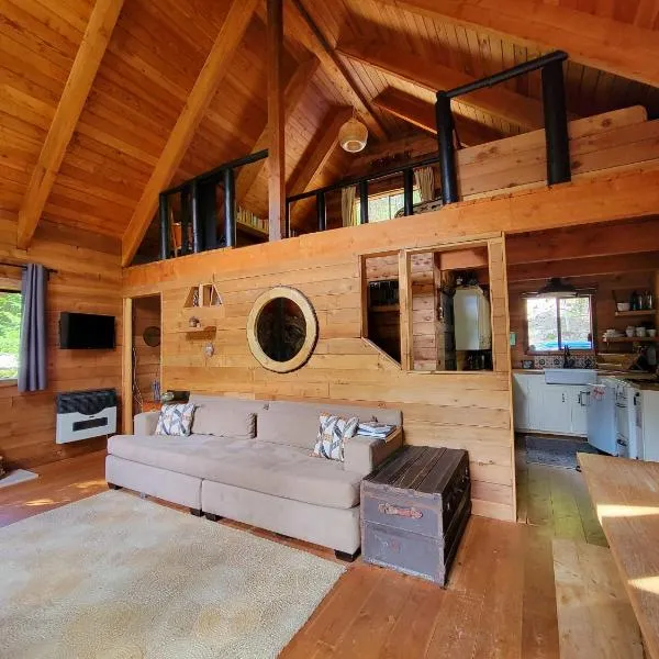 Romantic Off-Grid Cabin by Glacier lake, hotel v destinaci Pemberton