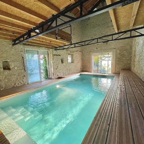 Suites zen dans maison d'hôtes avec piscine intérieure et jardin, Hotel in Ventenac-Cabardès