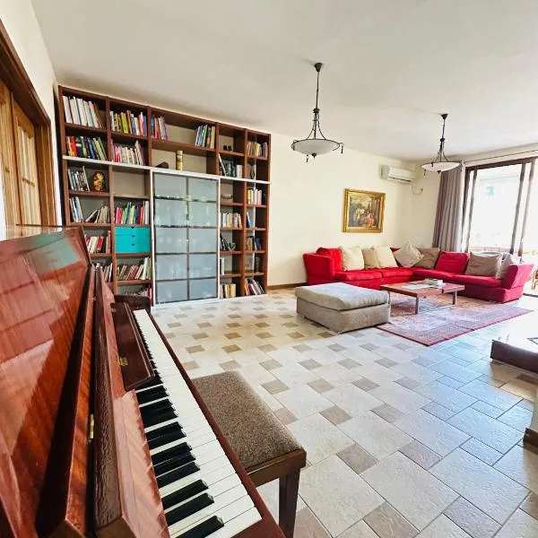 Spacious Central Apartment, hotel en Tirana