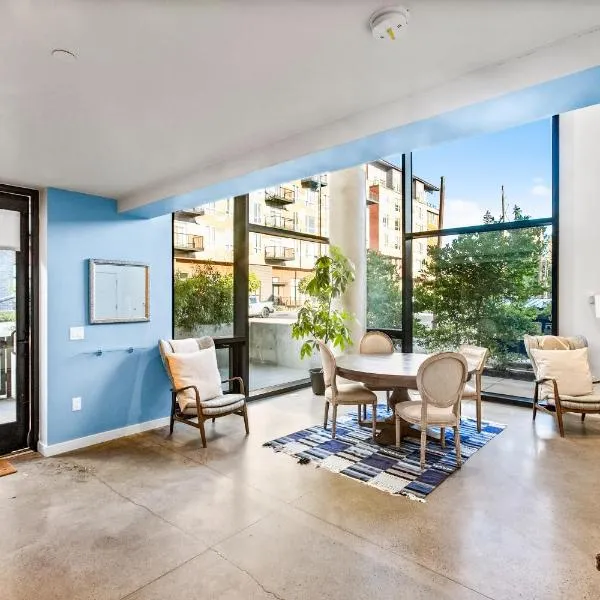 Airy and Open Corner Loft - 92 Walkscore, hotel in Redmond
