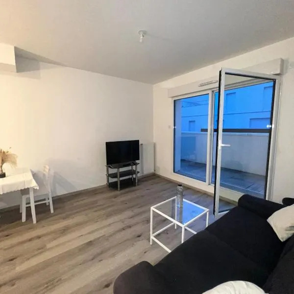 Bright apartment in Cergy, Hotel in Cergy