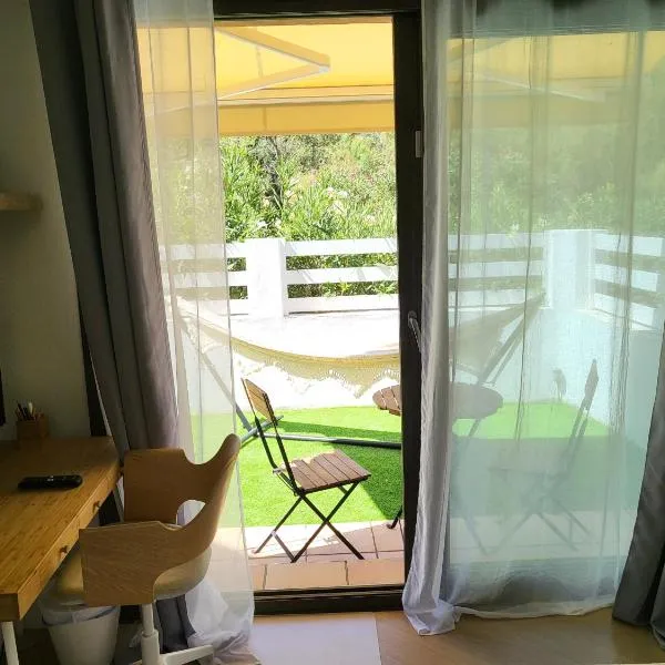 Habitación con baño en vivienda particular - Lagos de Villanueva Golf, hotel in Barrio de Jarana