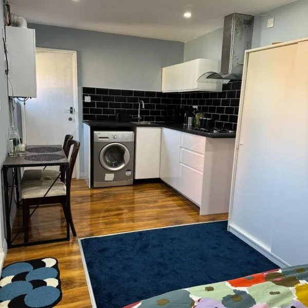 Newly built studio apartment, hotel in Manchester