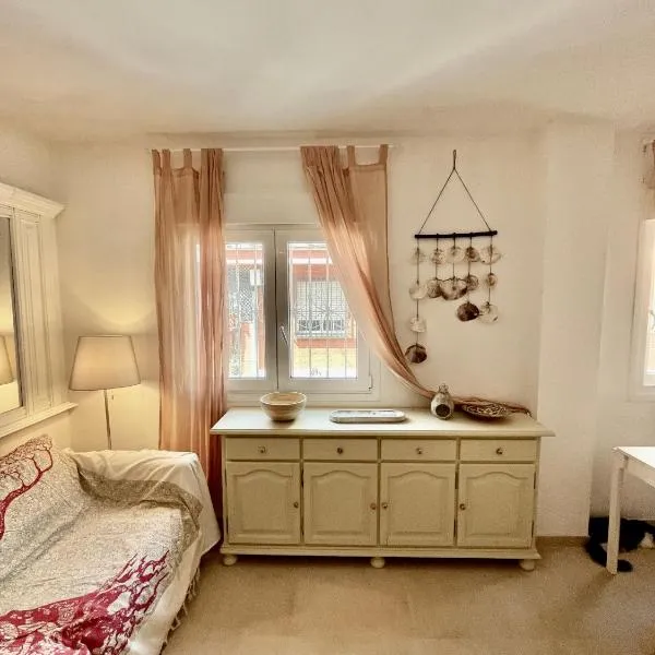 Sun and Sea Modern Studio El Palo 1 min to Beach, hotel i Málaga