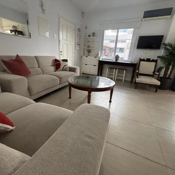 Modern 2BR Apartment 70m from Finikoudes beach, hotel em Larnaka