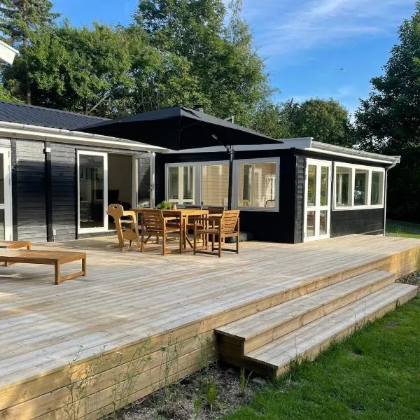 Modern and cozy holiday home, hotel in Jægerspris
