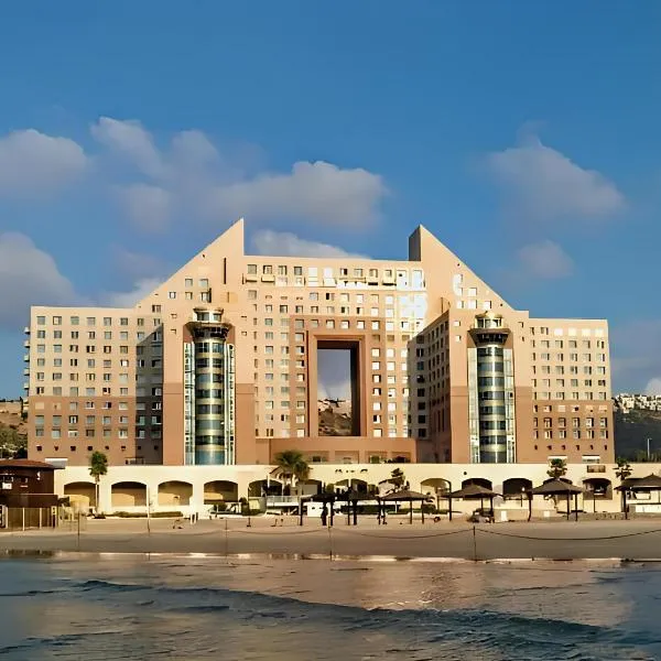 Luxury Penthouses with Jacuzzi for 8 people on the beach by Almog Beach Haifa Apartments, hotel in Haifa