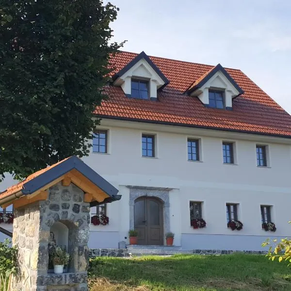 Domačija Blaževc, hotel in Žiri