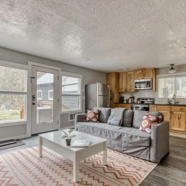 Riverbend Retreat 3 - Riverfront, Hot Tub, BBQ Pet Friendly, hotel en Rhododendron