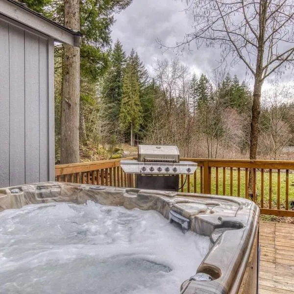 Riverbend Retreat 3 - Riverfront, Hot Tub, BBQ Pet Friendly, ξενοδοχείο σε Rhododendron