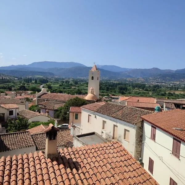 Family & Friends - Room 2 - Second Floor - shared bathroom, hotel in Galtellì