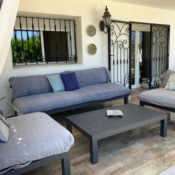 Maison Alriad - Alojamiento familiar tranquilo cerca del mar con jardín, porche y parking privado en el interior de la finca no apto para fiestas, hotel in Mojácar