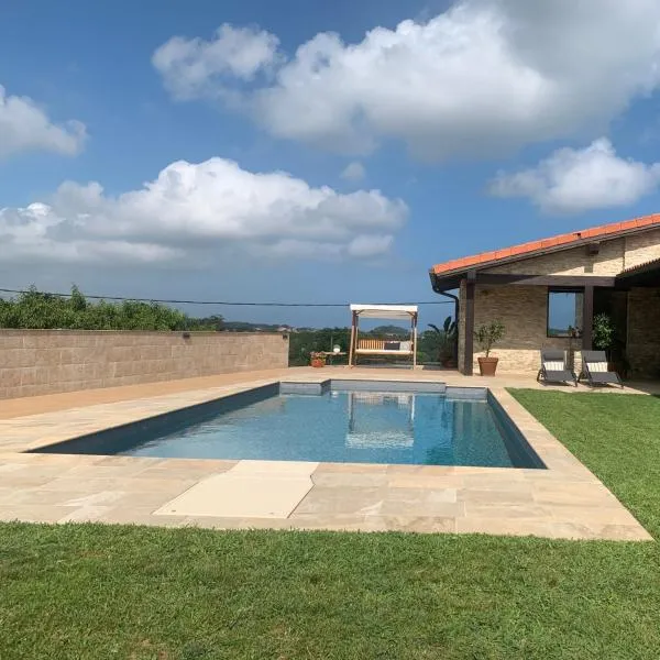 Viesnīca La Carrera, villa moderna con piscina privada en Mogro Cantabria pilsētā Mogro