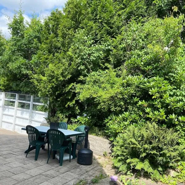 Spacious and charming villa close Gothenburg, hotel in Kållered