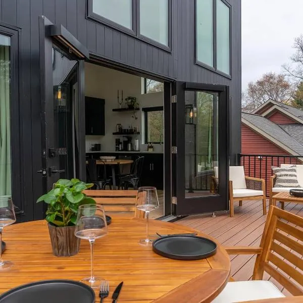 Michigan Mod Walk to Downtown Saugatuck!, hotel en Saugatuck