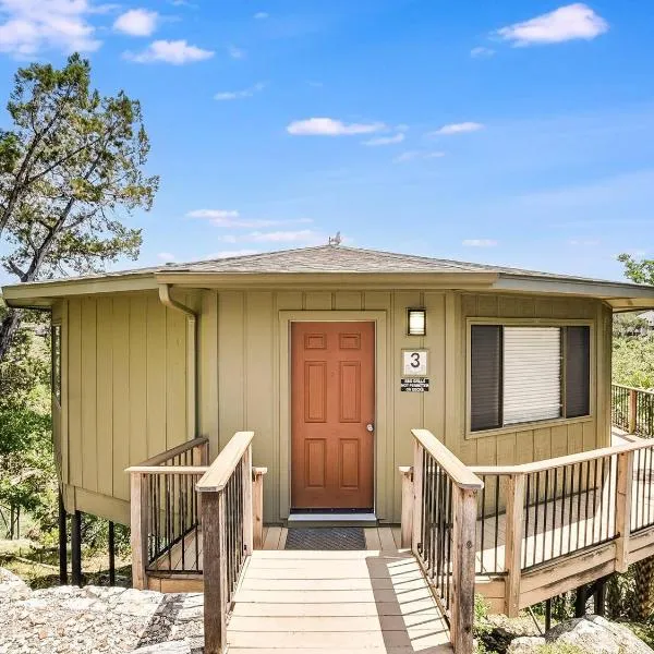 Lakefront Bungalow With Community Poolhot Tub #3, hotel in Lakeway