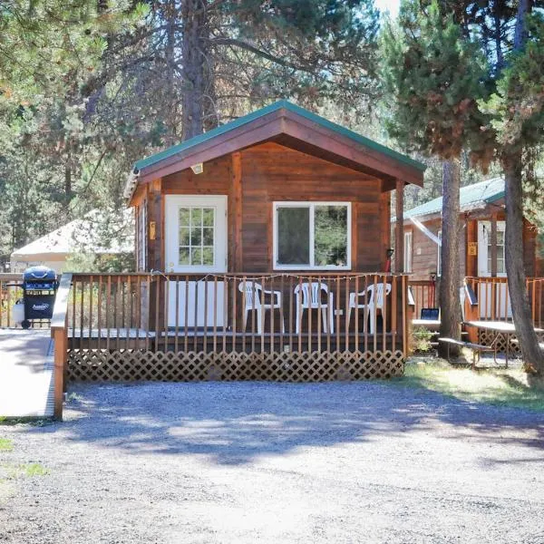 Bend-Sunriver Camping Resort Studio Cabin 8, hotel in La Pine