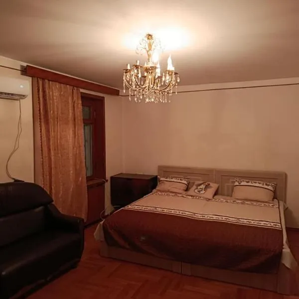 Private Room in Shared Apartment Host Lives On-site、トビリシのホテル