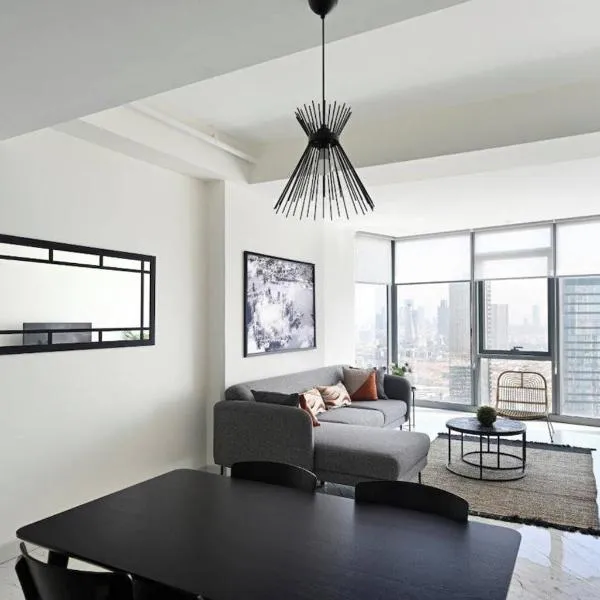 Beautiful Modern 1bd Condo Views W Poolgym! #223, hotel in Istanbul