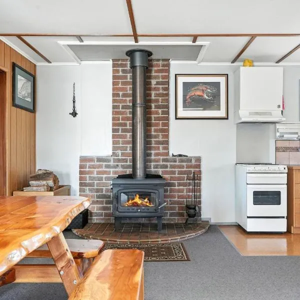Bull Tavern Cabin Cozy Lakeside Escape in Miena Tasmania, ξενοδοχείο σε Miena