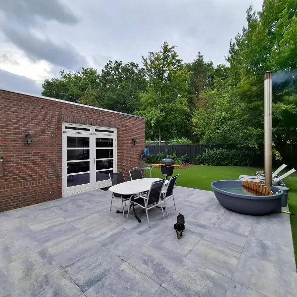 Forest Bungalow Gated and Private, hotel a Luyksgestel