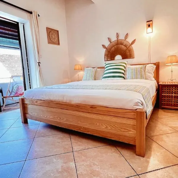 SEAS the DAY luxury seafront!, hotel in Grand Baie