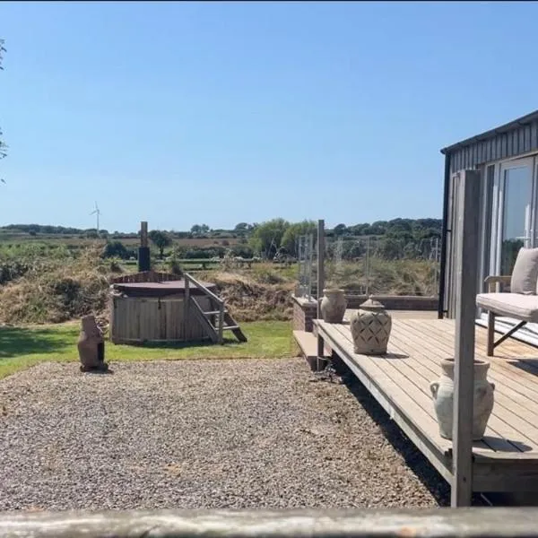 Luxury hot tub lodge in the heart of Pembrokeshire, hotel in Haverfordwest