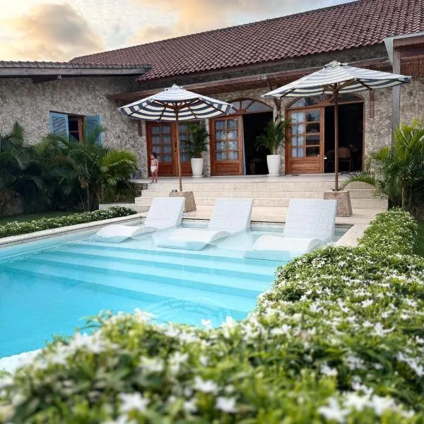 Casa Samudra - charming & spacious villa by the sea surrounded by nature, ξενοδοχείο σε Selong Belanak