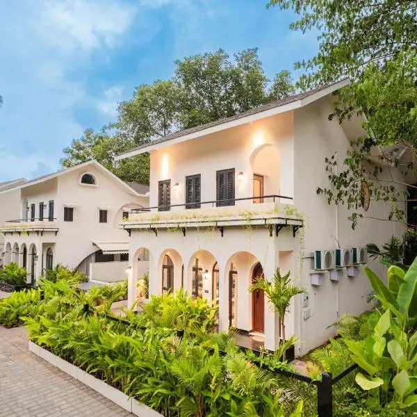 BellaVie 3-BHK Villa With Private Pool & TV Lounge Area in A Gated Complex，西奧利姆的飯店