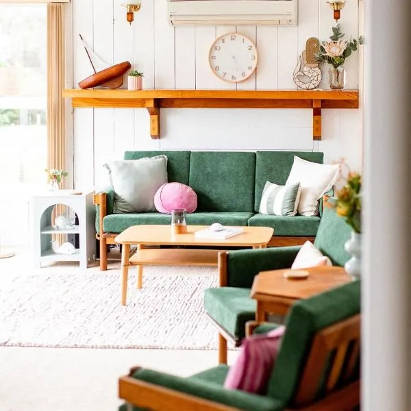 Starfall Cove - Family Friendly, Cosy Beach Shack - Binalong Bay, hotel u gradu 'Binalong Bay'