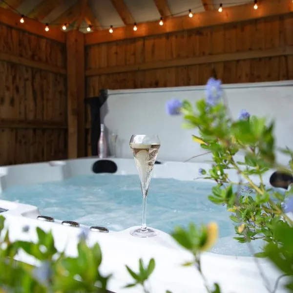 City to Country Retreat Luxury Cottage with Hot Tub, hotel in Toppesfield