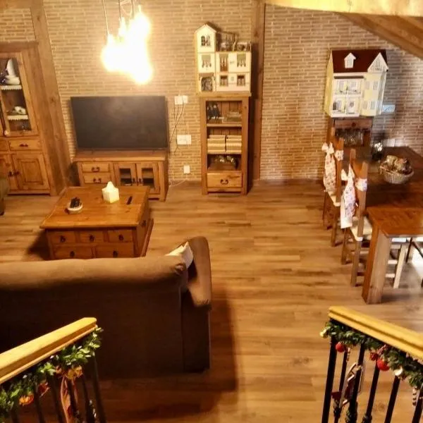 Ático rústico Alburquerque, hotel v destinaci Cuéllar