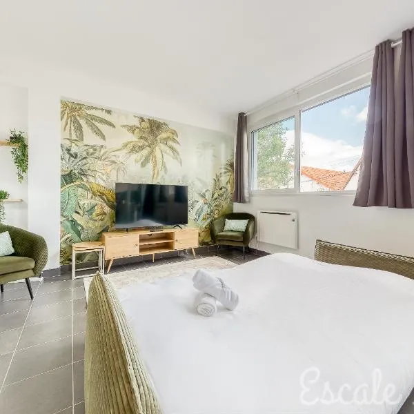 Escale-marne fr - 001 - RDC - Private Terrace - Free Parking - Free Luggage Storage - Metro 8 Eiffel Tower -All equipped - Linen Included - Washing Machine - Dish Washer - Luxury Mattress 160X200 - Panoramic View - From 1 to 4 guests, hotel in Maisons-Alfort