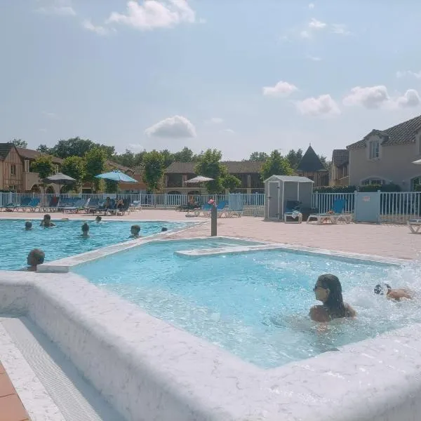 Maison avec piscine chauffée en résidence, 4 ou 5 pers, RDC, lac et nature, hotel in Monflanquin