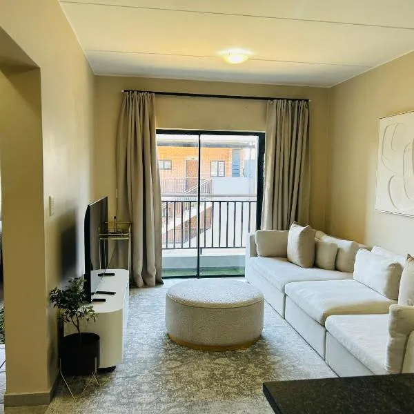 Stunning modern 2 bedroom apartment in Waterfall Ridge, hotel in Midrand